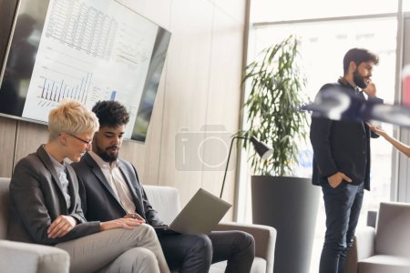 Foto de Gente de negocios discutiendo asuntos relacionados con el trabajo en una pausa para tomar café. Concéntrate en el hombre sentado - Imagen libre de derechos