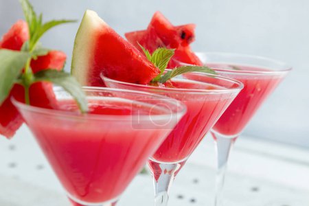 Foto de Cócteles de sandía fría servidos en vasos de martini como refresco de verano - Imagen libre de derechos