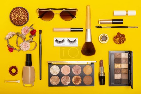 Foto de Colocación plana de diversos cosméticos, belleza y maquillaje productos aislados sobre fondo amarillo - Imagen libre de derechos