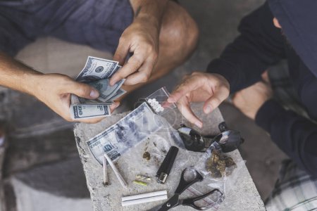 Foto de Traficante de drogas vendiendo pastillas de éxtasis a un drogadicto - Imagen libre de derechos