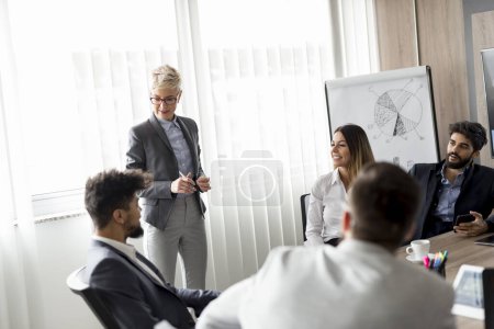Téléchargez les photos : Équipe d'affaires lors d'un briefing matinal ; réunion d'affaires et présentation dans un bureau moderne. Focus sur les femmes - en image libre de droit