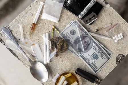Foto de Tabla de tiro superior de varios tipos de narcóticos - inyección de heroína y polvo, pastillas de éxtasis y cigarrillos de cannabis. Enfoque selectivo - Imagen libre de derechos