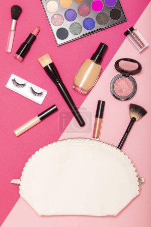Téléchargez les photos : Pose plate de divers cosmétiques et produits de maquillage sur fond rose, avec espace de copie - en image libre de droit