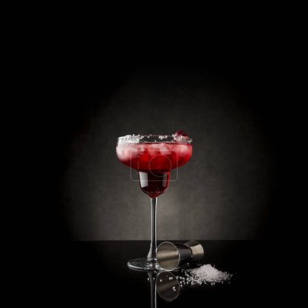 Téléchargez les photos : Cocktail de margarita aux cerises avec tequila, jus de cerise, glace concassée et un peu de sel sur le bord d'un verre, décoré de cerises - en image libre de droit