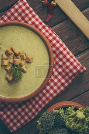 Foto de Mesa de plano de sopa de brócoli cremoso fresco decorado con hojas de eneldo y croutons. Céntrate en las hojas de eneldo - Imagen libre de derechos