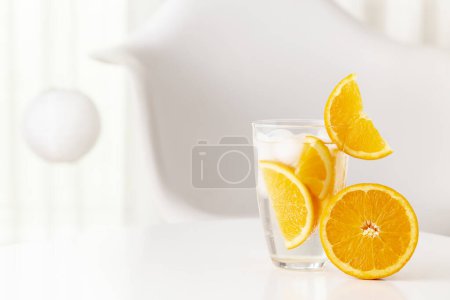 Téléchargez les photos : Verre d'eau fraîche infusée à froid avec des tranches d'orange et des glaçons - en image libre de droit