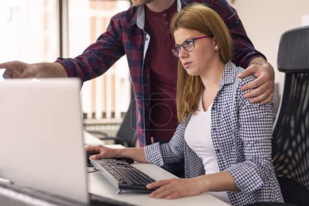 Téléchargez les photos : Homme d'affaires harcelant sexuellement une collègue pendant les heures de travail sur un lieu de travail - en image libre de droit