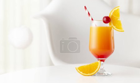 Foto de Cóctel de salida del sol de tequila fría con tequila, jugo de granada y jugo de naranja decorado con rodajas de cerezas de naranja y maraschino - Imagen libre de derechos