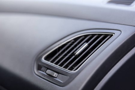 Téléchargez les photos : Détail rapproché d'un intérieur de voiture - partie du tableau de bord avec évents de climatisation - en image libre de droit