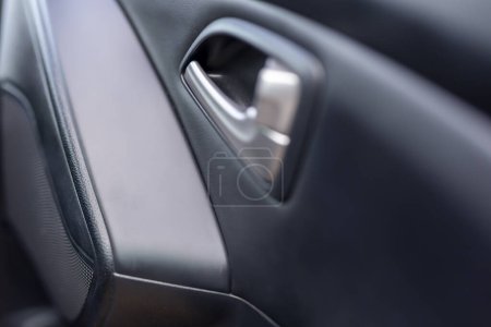 Téléchargez les photos : Détail rapproché d'un intérieur de voiture - une partie de la porte de la voiture avec la poignée d'ouverture - en image libre de droit