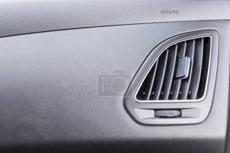 Téléchargez les photos : Détail rapproché d'un intérieur de voiture - partie du tableau de bord avec évents de climatisation - en image libre de droit