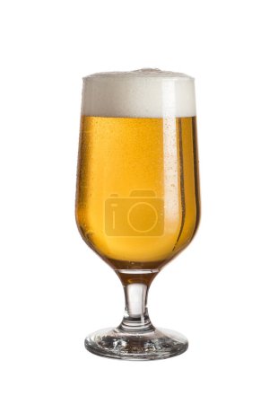 Téléchargez les photos : Verre de bière froide et légère isolé sur fond blanc - en image libre de droit