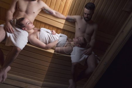 Foto de Pareja joven disfrutando de la sesión de sauna juntos y relajándose - Imagen libre de derechos