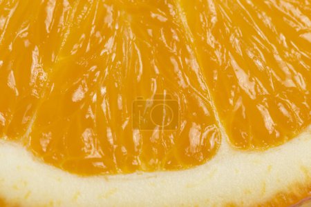 Téléchargez les photos : Détail d'une tranche d'orange juteuse. Concentration sélective - en image libre de droit