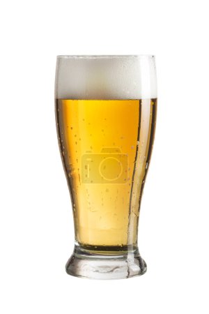 Foto de Vaso de cerveza fría aislada sobre fondo blanco - Imagen libre de derechos