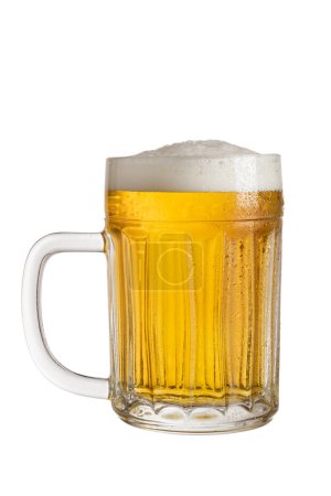 Téléchargez les photos : Tasse de bière froide et légère isolée sur fond blanc - en image libre de droit