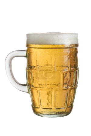Téléchargez les photos : Tasse de bière froide pâle isolée sur fond blanc - en image libre de droit