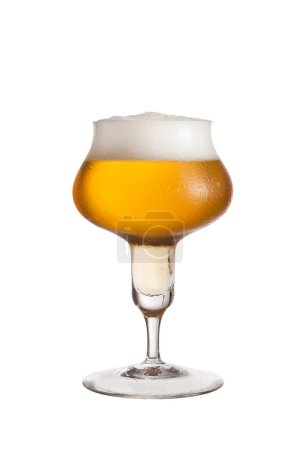 Téléchargez les photos : Verre de bière froide et légère isolé sur fond blanc - en image libre de droit
