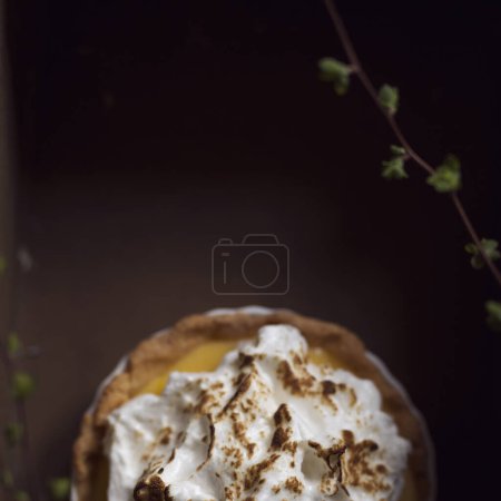 Téléchargez les photos : Vue de dessus d'une tarte aux pommes décorée de crème fouettée et de cannelle. Concentration sélective - en image libre de droit