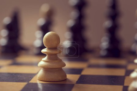 Foto de Primer plano de un tablero de ajedrez de madera y piezas. Enfoque selectivo - Imagen libre de derechos