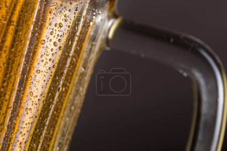 Téléchargez les photos : Gros plan d'une bière fraîche et légère dans une tasse. Concentration sélective - en image libre de droit