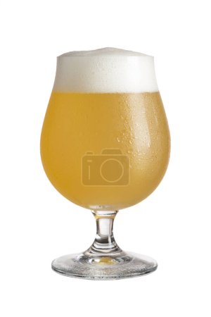 Foto de Vaso de cerveza de limón fría aislada sobre fondo blanco - Imagen libre de derechos