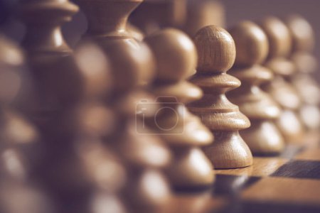Foto de Primer plano de un tablero de ajedrez de madera y piezas. Enfoque selectivo - Imagen libre de derechos