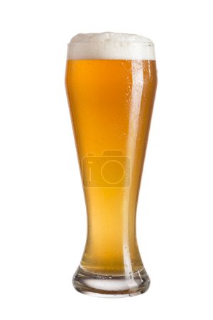 Téléchargez les photos : Verre givré de bière de blé froid non filtré isolé sur fond blanc - en image libre de droit