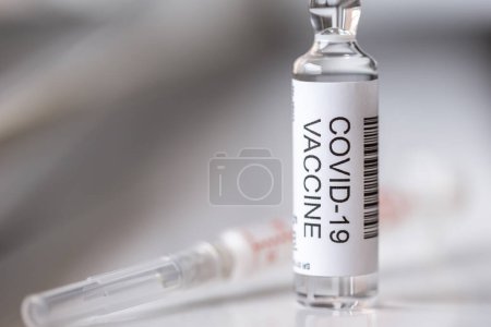 Foto de Vial y jeringa de vacuna contra el coronavirus; tratamiento para la infección por covid-19; novedoso tratamiento contra el coronavirus y concepto de investigación sobre vacunación - Imagen libre de derechos