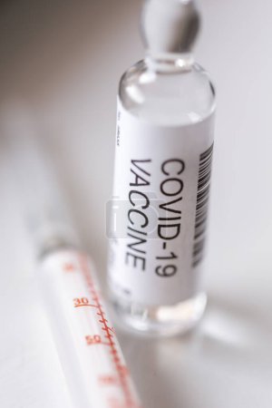 Foto de Vial y jeringa de vacuna contra el coronavirus; tratamiento para la infección por covid-19; novedoso tratamiento contra el coronavirus y concepto de investigación sobre vacunación - Imagen libre de derechos