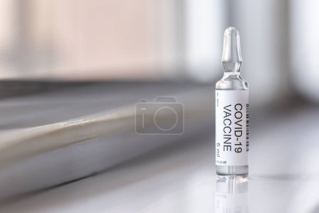 Téléchargez les photos : Flacon de vaccin contre le coronavirus ; traitement de l'infection à covide-19 ; nouveau concept de recherche sur le traitement et la vaccination contre le coronavirus - en image libre de droit