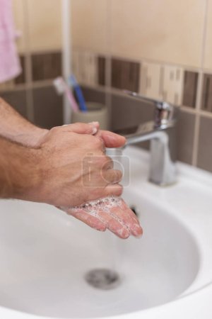 Téléchargez les photos : Se laver et désinfecter les mains avec du savon et de l'eau chaude dans le cadre des protocoles de prévention et de protection contre le coronavirus ; cesser de propager les protocoles d'hygiène covid-19 - en image libre de droit