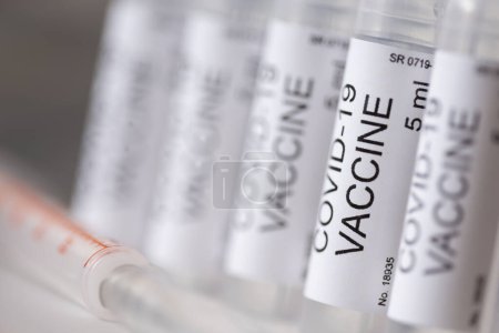 Téléchargez les photos : Détail des flacons et seringues de vaccin covid-19 ; nouveau concept de recherche sur le traitement et la prévention du coronavirus - en image libre de droit