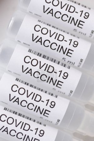 Téléchargez les photos : Vue d'ensemble des flacons de vaccin contre le coronavirus ; traitement de l'infection à covide-19 ; nouveau concept de recherche sur le traitement et la vaccination contre le coronavirus - en image libre de droit