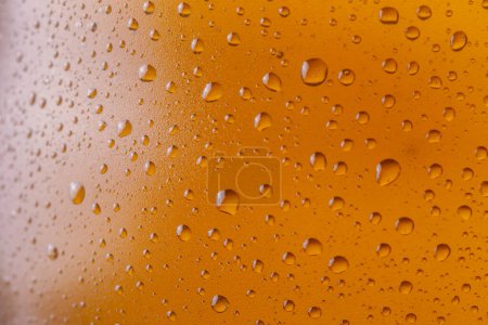 Foto de Vidrio húmedo de detalle de textura de superficie de cerveza fría pálida, con gotas de rocío y agua en la superficie del vidrio - Imagen libre de derechos