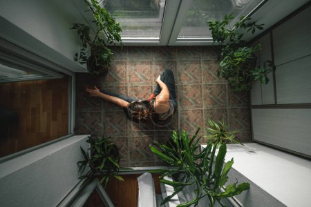 Téléchargez les photos : Vue du dessus de la belle jeune femme relaxante tout en faisant une séance de méditation à la maison le matin - en image libre de droit