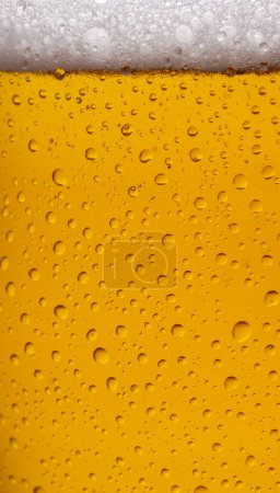 Foto de Macro imagen de vidrio de cerveza fría y húmeda con gotas de rocío y agua condensada en la superficie del vidrio - Imagen libre de derechos