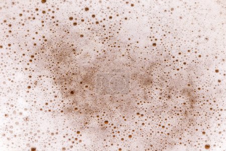 Téléchargez les photos : Vue du dessus du verre de bière froide avec macro détail de bulles de mousse - en image libre de droit