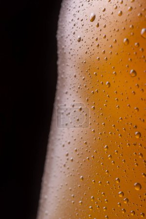 Téléchargez les photos : Verre humide de bière froide pâle détail texture de surface - en image libre de droit