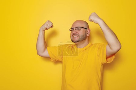 Téléchargez les photos : Portrait de l'homme en colère criant et faisant des visages sur fond de couleur jaune avec espace de copie - en image libre de droit