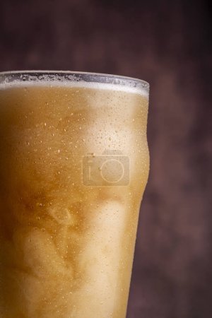 Téléchargez les photos : Détail de la pinte de bière de blé froid non filtré avec des gouttelettes d'eau partout dans le verre - en image libre de droit