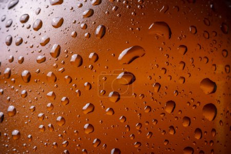 Foto de Macro imagen de botella de cerveza fría y húmeda con gotas de rocío y agua condensada en la superficie del vidrio - Imagen libre de derechos