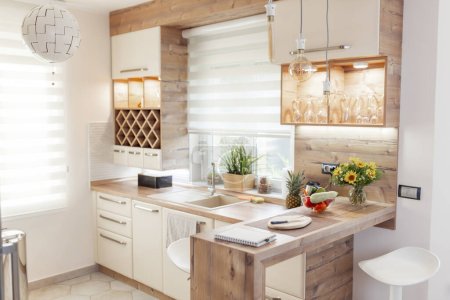 Foto de Detalle del diseño interior de la cocina moderna brillante con mucha luz del día - Imagen libre de derechos