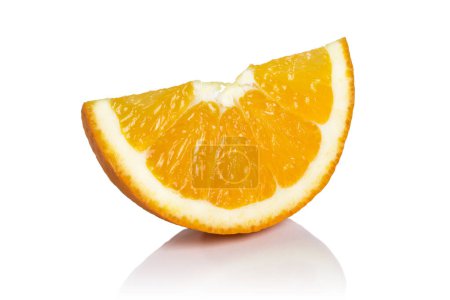 Téléchargez les photos : Plan studio de tranche de fruit orange isolé sur fond blanc. Tous en bref - en image libre de droit
