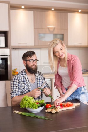 Foto de Pareja en el amor cortar verduras y preparar el almuerzo juntos - Imagen libre de derechos