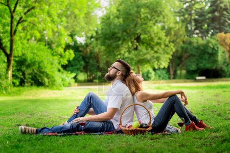 Téléchargez les photos : Couple amoureux sur un pique-nique dans la nature - en image libre de droit