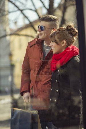 Foto de Hermosa pareja joven ir de compras y llevar bolsas de compras
. - Imagen libre de derechos