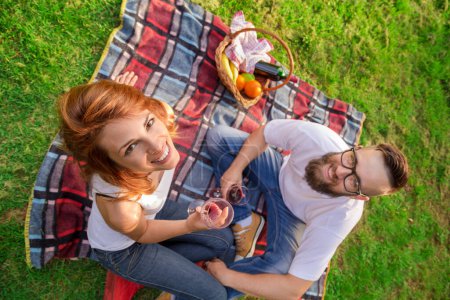 Téléchargez les photos : Couple amoureux sur un pique-nique dans la nature - en image libre de droit
