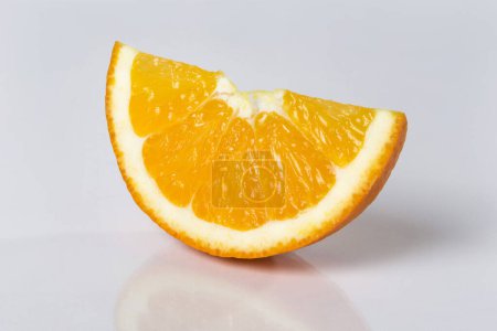 Téléchargez les photos : Prise de vue en studio de tranches de fruits oranges isolées sur fond gris. Tous en bref - en image libre de droit