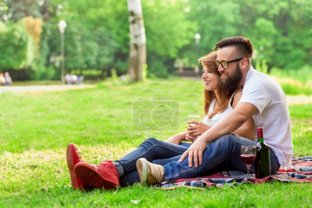 Foto de Pareja enamorada en un picnic en la naturaleza - Imagen libre de derechos